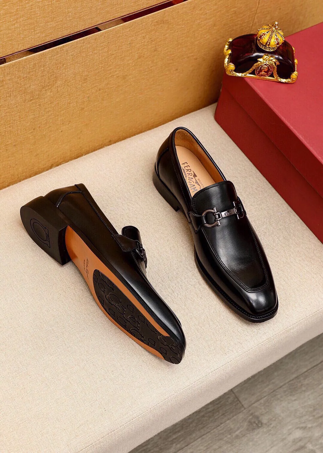 Men's shoes 💰460 💐 Product trademark: Ferragamo "Ferragamo" casual leather shoes Regular size: 38-44 (custom-made at 45.46.47🉑️) Product materials: Selected imported first-layer calfskin upper + original hardware buckle, imported water-dyed cow leather lining. Strong three-dimensional visual effect, combined outsole Color: 2⃣️colors available